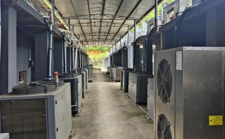 智能化烘烤和以前老式的烤房不一样，它是利用里面温度和湿度传感器传到主控仪，主控仪再来感知它的温度和湿度，进而控制燃烧机火力的大小和排湿的大小来调制烘烤烟叶，所以更加精准，更加灵敏，而且烘烤的烟叶质量也要好得多。