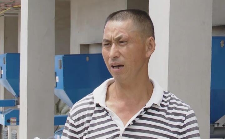 烟农代兴祥说：“生物质燃料烤烟用起来比原煤要方便的多，像以前烧原煤时，每天晚上都要起来添煤，如今这个烤房只要把箱子里面加满，它基本上可以管四个小时，现在P站最新版下载一个人可以烧十几间烤房，人工这方面要节约很多。”