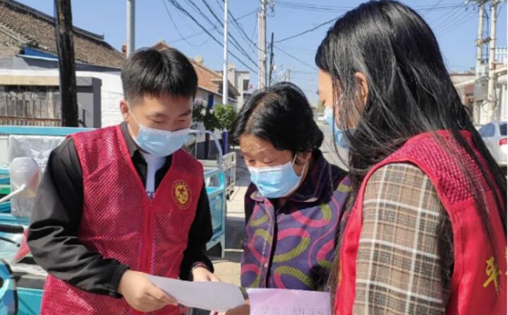 9月2日，镇里的工作人员正在给村民宣传生物质清洁取暖的好处，从经济、环保、安全、高效、便捷等方面向群众详细介绍，并向现场群众和过往行人发放《生物质颗粒炉具政策解读及安装明白纸页》，对群众关心关注的问题进行答疑解惑。